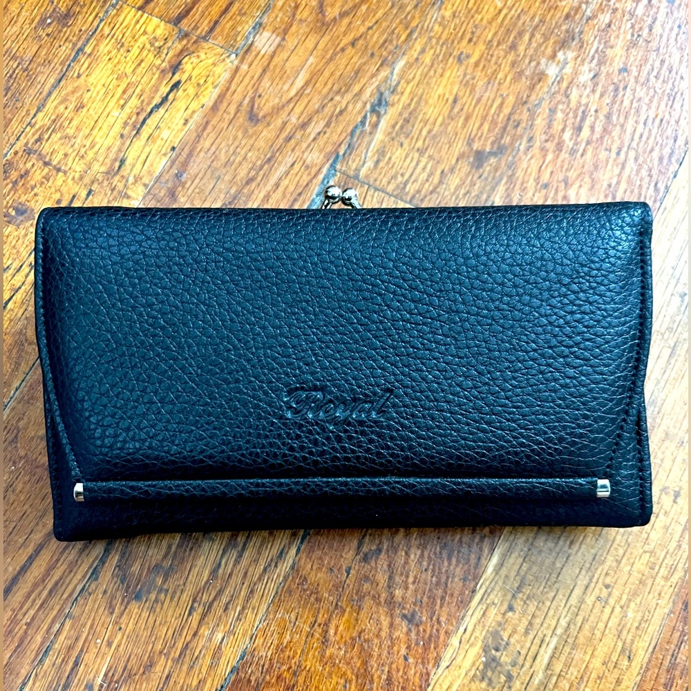 Black Clutch trifold lots of pockets